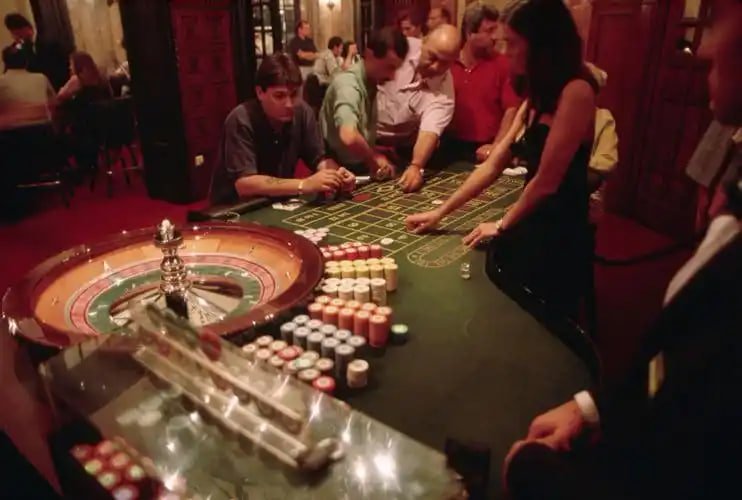 Tampilan meja Lucky Twins live dealer di aplikasi mwartoto